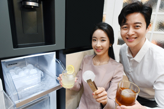 LG전자 모델이 지름 약 50㎜의 구형 얼음인 크래프트 아이스를 소개하고 있다. <LG전자 제공>